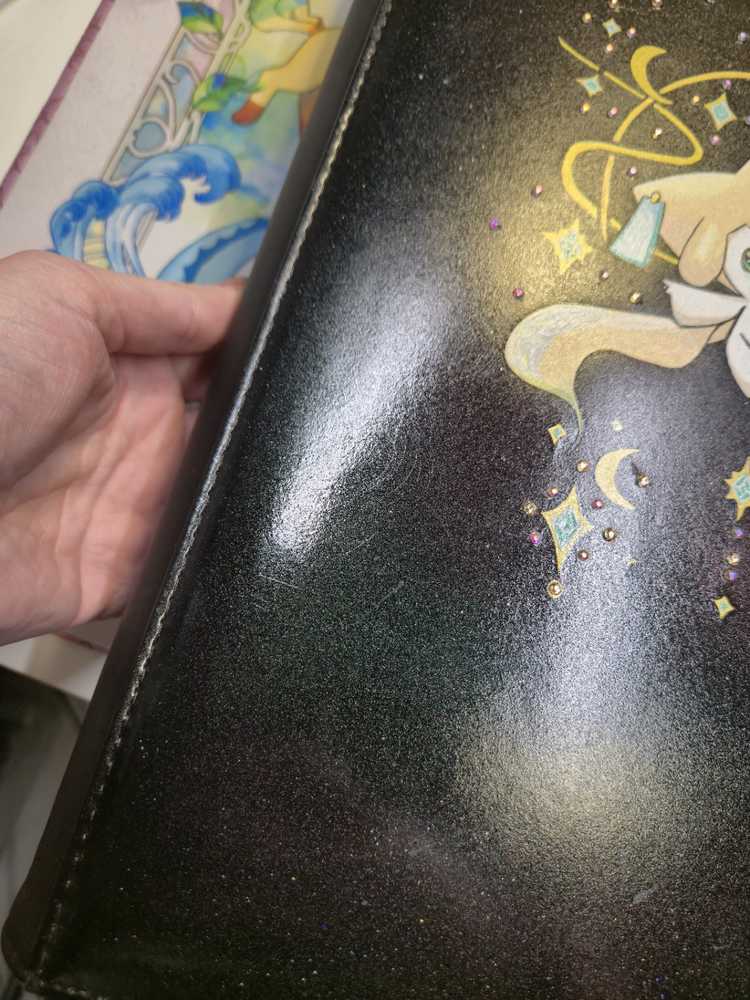 Jirachi Glitter Binder – B-vare ✨