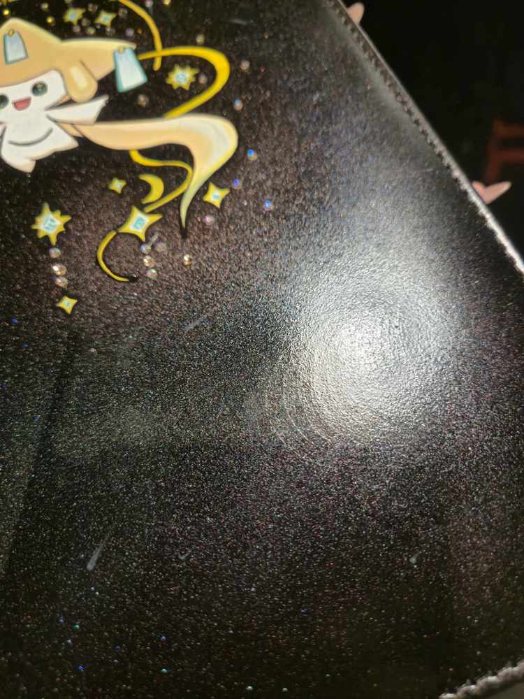 Jirachi Glitter Binder – B-vare ✨