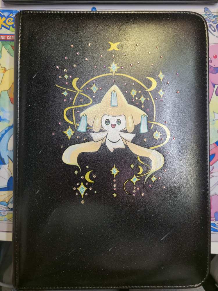 Jirachi Glitter Binder – B-vare ✨