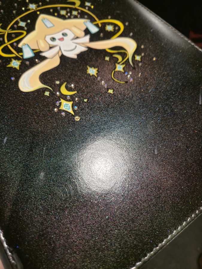 Jirachi Glitter Binder – B-vare ✨