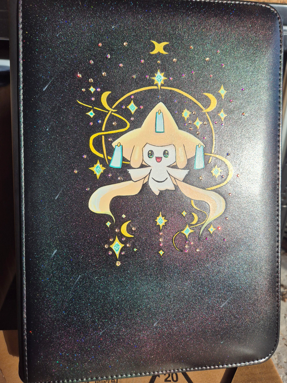 Jirachi Glitter Binder – B-vare ✨